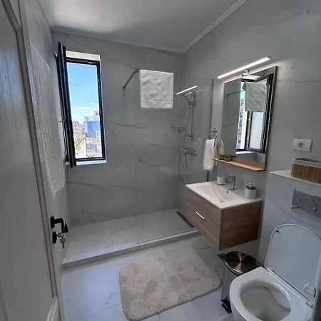 Queens Luxury Apartment