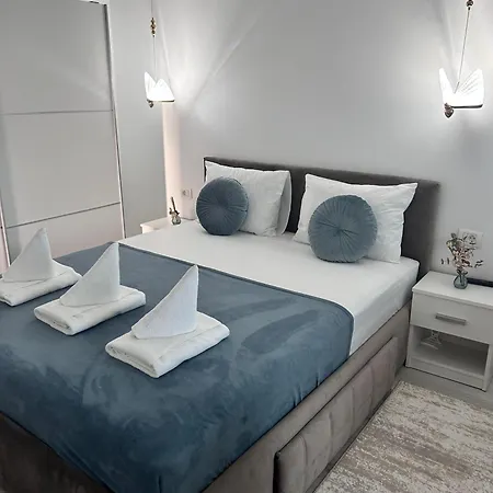 Queens Luxury Apartment